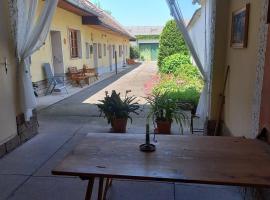 Hotel fotoğraf: Bauernhaus mit großem Innenhof und Garten