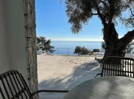 Hotel fotografie: Ibiza style bungalows with sea views in Balzi Rossi