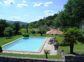 호텔 사진: Stunning view in the heart of the Luberon valley with swimming pool