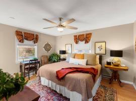 Хотел снимка: Pet Friendly Mountain View Cottage - Walk to Downtown