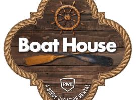 Hotel Foto: Boat House - A Birdy Vacation Rental