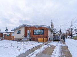 A picture of the hotel: Central Edmonton Family Friendly Home