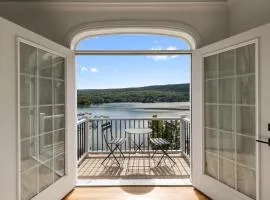 1 Hour Drive from MetLife Stadium, World Cup Base, Lakeview Villa with Private Hot Tub, Firepit & Spacious Decks with Breathtaking Cliff Views