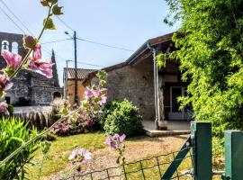 Hotel foto: Gîte pour 2 avec terrasse, jardin et piscine partagée - Idéal randonnée et découverte du Lot-et-Garonne