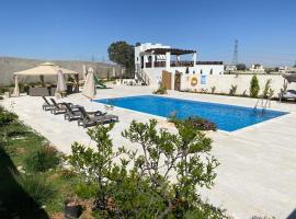 รูปภาพของโรงแรม: Qaimariya Farmhouse Amman - Day Use - Lodging - Events