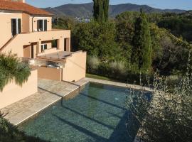 Фотография гостиницы: Villa La Loggia con Piscina a 30 m dal mare - Goelba