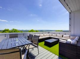 Hotel Photo: Luxury four-story Home with Rooftop views, 10min to Downtown! Sleeps 12!