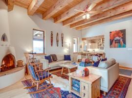 Хотел снимка: Serene Santa Fe Getaway with Hot Tub and Fireplace!