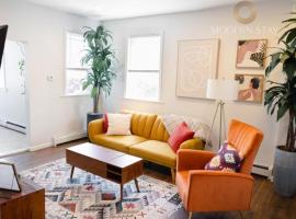 Rainforest Retreat 20m to NYC FREE Parking - Sleeps 16, hotel in Bayonne