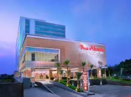 The Alana Hotel & Convention Center Solo by ASTON: Solo şehrinde bir otel