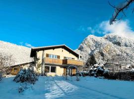 -The Urbanist- Mountainview Parking Garden 3BD, hotel in Unterseen