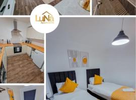 호텔 사진: Great prices on long stays!-Luna Apartments Washington