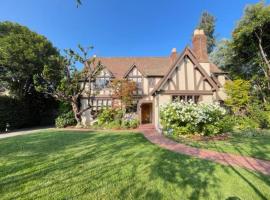 รูปภาพของโรงแรม: Timeless Tudor w/ Game Room, Pool Table & Hot Tub