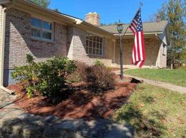 होटल की एक तस्वीर: Cheerful 4- bedroom Home with jacuzzi bathtub