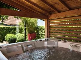 รูปภาพของโรงแรม: Le Logis des Prés Verts Villa avec Jacuzzi Privatif