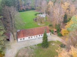 Hotel foto: Renovated farm with heated pool