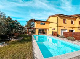 ホテル写真: Olive garden family apartment with private pool