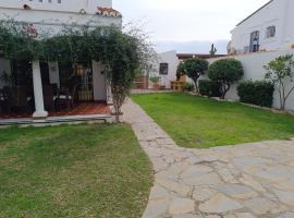 Fotos de Hotel: Chalet junto al mar con jardín privado