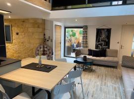 A picture of the hotel: Appartement avec Terrasse & Parking Sarlat centre