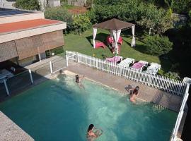 Fotos de Hotel: Chalet con piscina jardín barbacoa y diversión