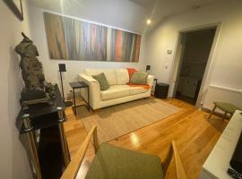 Halls Retreat - Luxury with a spa, Hotel in Baw Baw Village