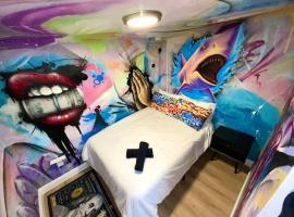 Foto di Hotel: Cozy & Colorful Miami Art Canvas w/HotTub & Murals