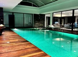 호텔 사진: Luxury villa with a heated indoor pool and direct access to the beach