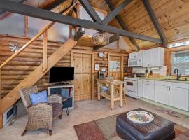 호텔 사진: Cozy A-Frame on Acre+ Near Table Rock Lake