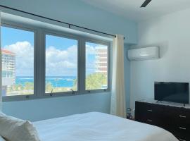 รูปภาพของโรงแรม: soundproof windows over Condado Beach, San Juan apts