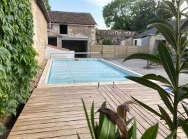 होटल की एक तस्वीर: Maison 12-14 pers. avec piscine au cœur de la nature