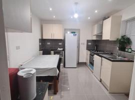 מלון צילום: Cheerful 4/5 bed house - Heathrow