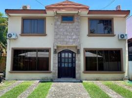 ホテル写真: Hermosa Casa con Piscina Privada en Punta Leona