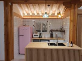 Hotel Photo: Haenggung stay Dalno - Suwon private house hanok