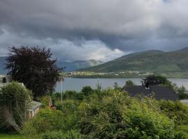 Hotel Photo: Romslig leilighet med flott utsikt over sjøen