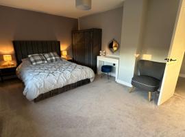 A picture of the hotel: Elwood - spacious contemporary home from home in Harrogate with parking