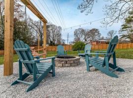 Hotel Foto: Pet Friendly House with Bike Trail Access and Huge Fenced Yard