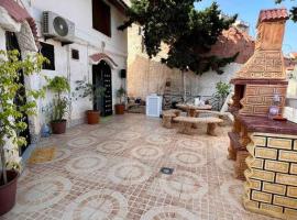 Foto di Hotel: Magnifique Villa avec garage à 2min de la plage Saint-Rock, Ain El Turk, Oran