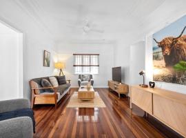 A picture of the hotel: Cute & Charming! 3Bed/1Bath/1Car/House~Greenslopes