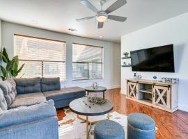 รูปภาพของโรงแรม: Stylish Houston Vacation Rental, 2 Mi to Downtown!