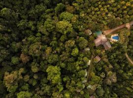 Villas Corcovado-AC-Jacuzzi-Pool-Great Views-Nature-Relaxing, Hotel in Puerto Jiménez