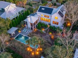 호텔 사진: Incredible Sullivan's Island Home with Pool - Monthly Rental Only