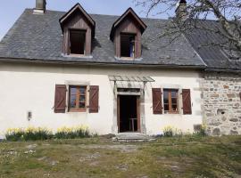 Hotel fotoğraf: Maison typiquement auvergnate, un cadre paisible