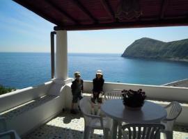 รูปภาพของโรงแรม: Ferienwohnung für 6 Personen ca 85 m in Canneto auf Lipari, Sizilien Äolische Inseln