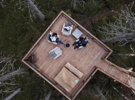 Photo de l’hôtel: Treetop Ekne - Hytte i skogen med hengebru