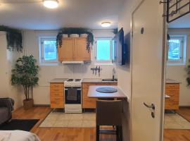 호텔 사진: Studio apartment near metro and forest!