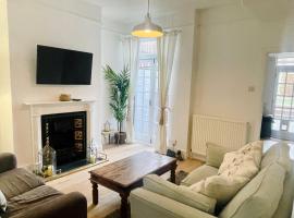 Newly Refurbished City Centre House With Parking, hotel in Exeter