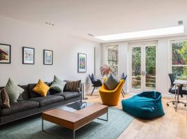 Hotel Photo: A Grand Four Bedroom Townhouse at Knightsbridge