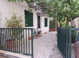 Hotel fotoğraf: Small House with Garden