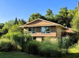 Hotel Photo: Whole Home MidCentury - Quiet & Close to Downtown