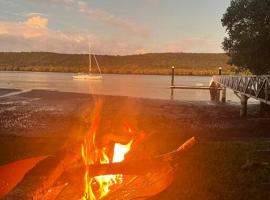 Waterfront, Deep Water Pontoon, views to Straddie, ξενοδοχείο σε Russell Island